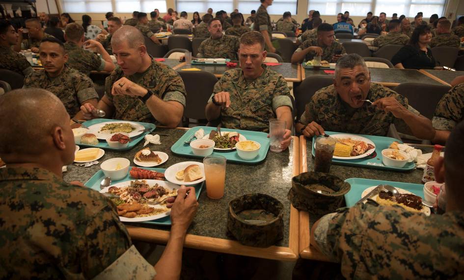 “Шоҳона дастурхон”: АҚШ ҳарбийлари қисқичбақа ва лобстер учун 9 млн доллар сарфлади